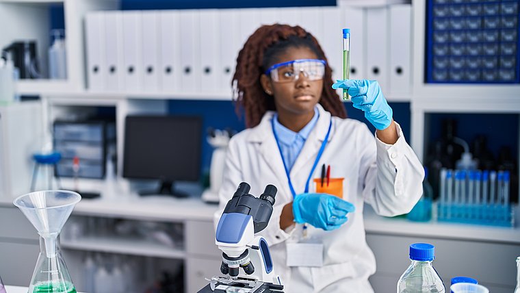 Dia Nacional do Farmacêutico: profissionais unem inovação e cuidados