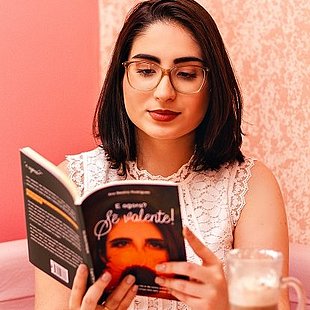 “Sou apenas uma viajante por aqui e, no tempo que por aqui estiver, devo viver da melhor maneira”.