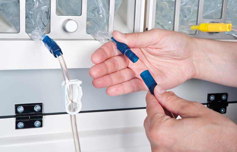 Conector de solución para terapias estándar en la máquina de terapia aguda multiFiltrate