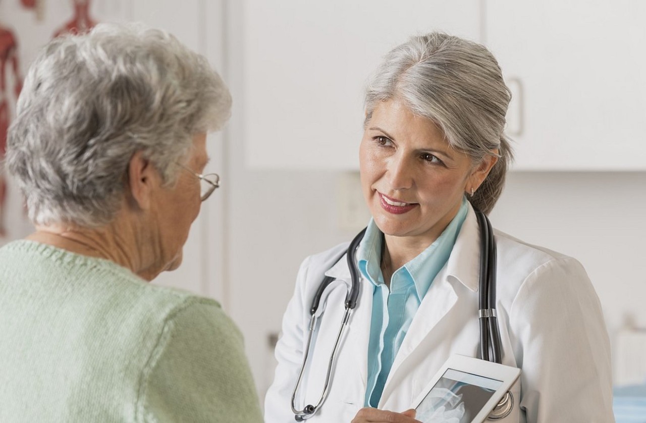 _nurse_with_patient_