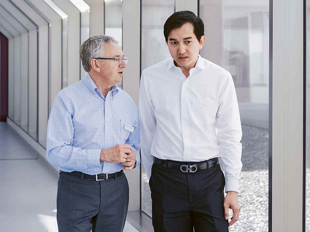 The both physicians exchange experiences about their work