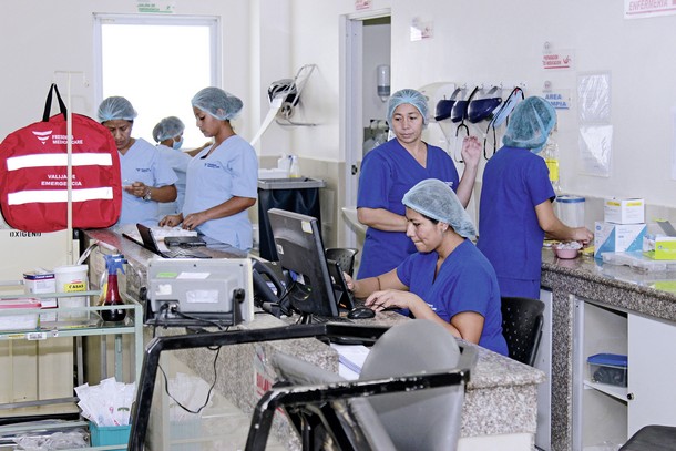 Asegurar a continuidad de los tratamientos a los pacientes, tomó un extraordinadio esfuerzo por los empleados de las clínicas, en especial las enfermeras. 