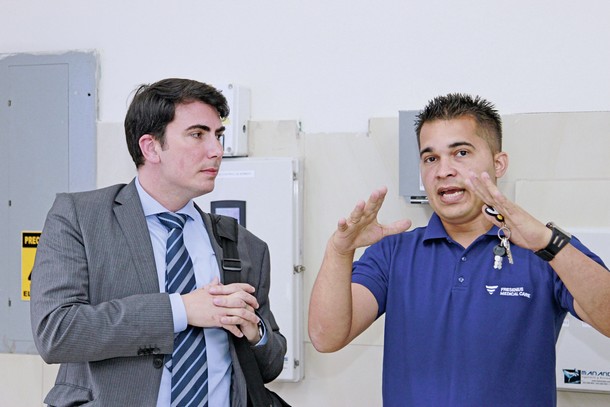 Denison Caldeiron, Asesor Legal en América Latina(Izquierda) consulta con Rafael Ramos, Jefe de Operaciones Técnicas Manabí. 