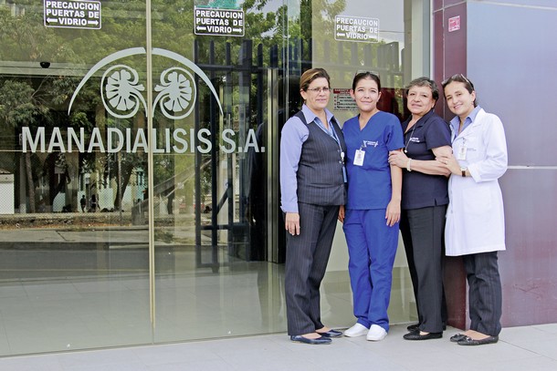 En la clínica en Manta (desde la izquierda): Silvia Zambrano, Administradora de clínica; Viviana Castro, Coordinadora de enfermería; Maria del Carmen Ron, Jefa Nacional de Enfermería, y Vanessa Aragundi, Directora Médica de la clínica. 