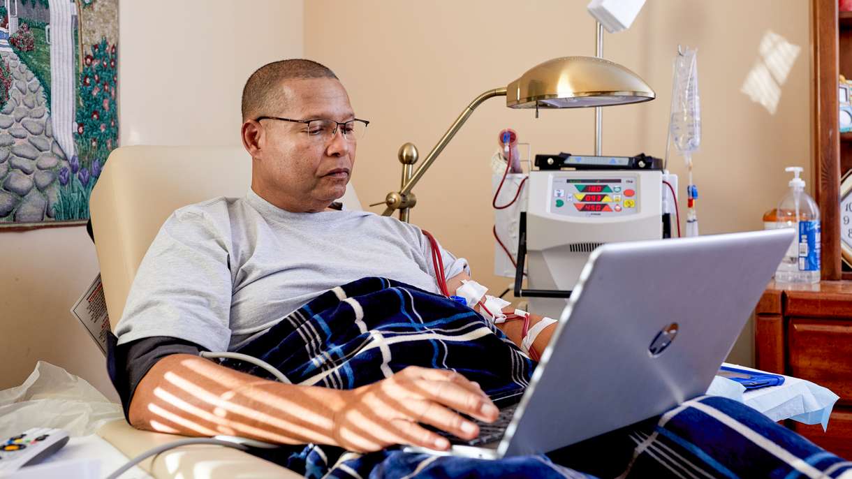Para Nelson, descansar en casa durante el tratamiento significa pasar tiempo leyendo correos electrónicos.
