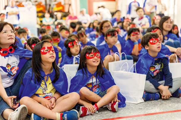Fascinés par le Kidney Kid, les enfants arborent le masque et la cape du super-héros