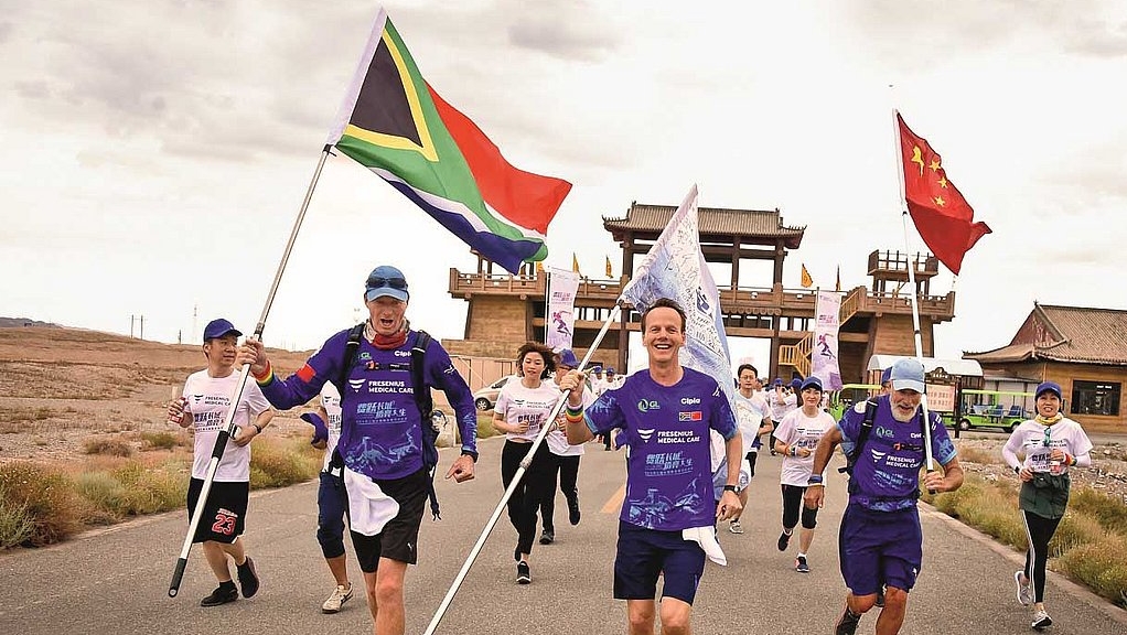 Back to the Wall kidney care campaign: David Gier and Andrew Stuart began their journey to run the entire route of the Great Wall of China at the end of March 2018.