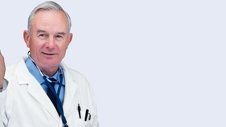 Médico sosteniendo un filtro