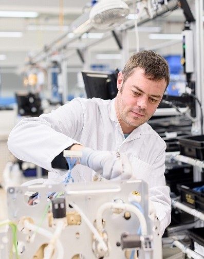 Vorauswahl - nur leicht vorbearbeitet. Fresenius Medical Care AG & Co. KGaA, Werk Schweinfurt, Produktion 4008A. Foto: Andreas Reeg, mail@andreasreeg.com, www.andreasreeg.com, phone +49 171 544 92 47