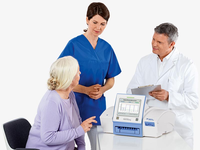 Médico y enfermera formando a una paciente de diálisis peritoneal