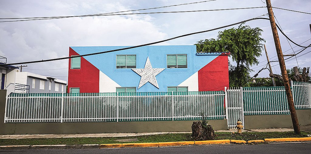 Orkanen Maria fällde 80 procent av Puerto Ricos telefonstolpar och alla kraftledningar, vilket resulterar i strömavbrott för i stort sett alla av öns 3,4 miljoner invånare.