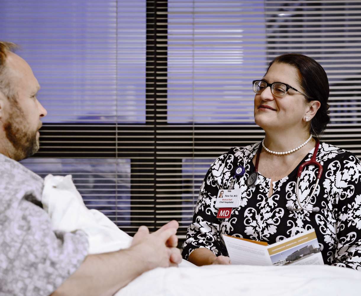 Läkaren besöker en patient som tilldelats henne denna dag